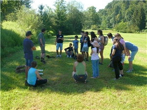 Kinderstiftung RV Fliegenfischen 01 Gruppe im Kreis auf einer Wiese