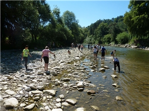 Kinderstiftung RV Fliegenfischen 02 Jugendliche in einem Bach