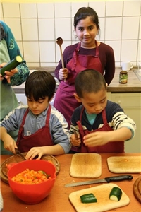 Zeit spenden Kinder beim Kochen