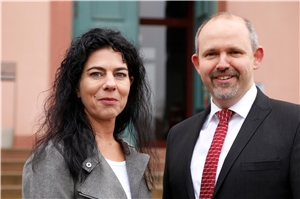 Caritsdirektorin Stefanie Rhein und Caritasdirektor Ansgar Funcke für den Caritasverband Darmstadt e. V. (Foto: Caritasverband Darmstadt e. V. / Andreas Kelm) Portraitfoto der beiden Vorstandsmitglieder