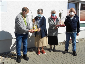 as Foto der Geschenkübergabe durch Bewohner an die beiden Spenderinnen zeigt von links Bewohner Werner Munderjohn, Ilse Zimmer, Annemarie Ofenloch und Bewohner Alois Buck.