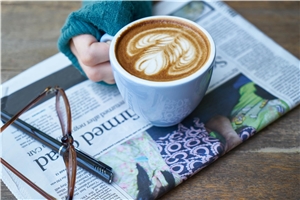 Kaffeetasse und Zeitung