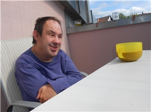 Bewohner genießt die Sonne auf der Terrasse Wohnen für Erwachsene