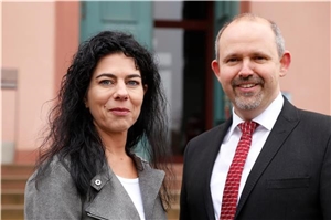 Caritsdirektorin Stefanie Rhein und Caritasdirektor Ansgar Funcke für den Caritasverband Darmstadt e. V. (Foto: Caritasverband Darmstadt e. V. / Andreas Kelm) Portraitfoto der beiden Vorstandsmitglieder