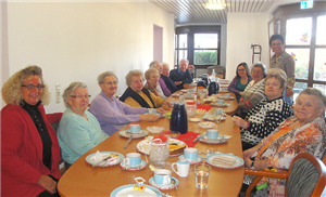 Senioren beim Seniorenfrühstück in Bürstadt Senioren sitzen nach dem gemeinsamen Frühstück in Bürstadt noch eine Weile zusammen