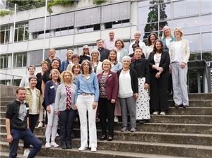 Erzbischof mit Teilnehmer*innen der Trägerkonferenz auf Stufen vor kath. Akademie.