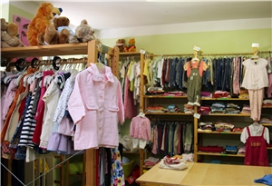 Im Baby5-Laden gibt es Kinderkleidung, Spielzeug und andere Artikel.