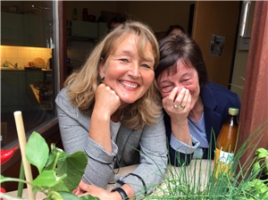Maria und Birgit Blick aus dem Fenster