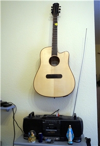 Eine Gitarre hängt an einer Wand.