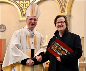 Kiel_Erzbischof Heße gratuliert Frau Schwarte