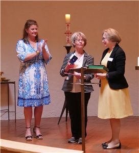 Überreichung der silbernen Ehrennadel des SkF Gesamtvereins an Edeltraud Barth (Mitte) durch Doris Hallermayer, SkF-Rat; links Astrid Paudtke, SkF Landesvorsitzende.