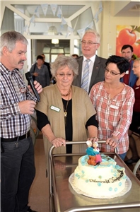 Edda Mertz mit der Jubiläumstorte Edda Mertz mit der Jubiläumstorte