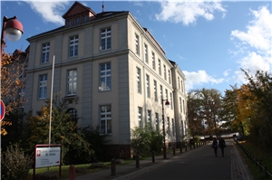 Unser Haus_Gebäude Das Caritas-Altenzentrum St. Anton in Pirmasens von der Zufahrtsstraße aus gesehen. Davor steht das Schild der Einrichtung. Das Foto wurde im Herbst aufgenommen, zu sehen sind Bäume mit herbstlichen Gelbtönen.