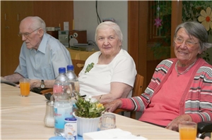 Senioren sitzen gemeinsam am Tisch. Senioren sitzen gemeinsam am Tisch.