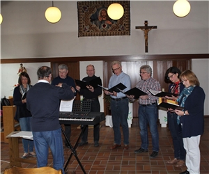 Die Sänger in der Kapelle, im Vordergrund ihr Leiter Ansgar Schreiner. Alpha und Omega 07.04.17