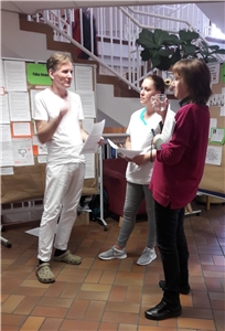 Board "Fake News" Ein Mann und zwei Frauen vor dem Board mit dem Titel "Fake News"