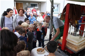 Kinder der Kita Herz Jesu Schifferstadt besuchen das Haus St. Matthias des Caritas-Altenzentrums St. Bonifatius Kinder der Kita Herz Jesu Schifferstadt besuchen das Haus St. Matthias des Caritas-Altenzentrums St. Bonifatius
