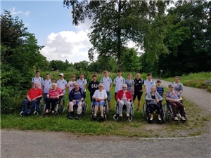Ein Gruppenfoto mit den Jugendlichen und den Senioren im Rollstuhl. Ein Gruppenfoto mit den Jugendlichen und den Senioren im Rollstuhl.