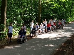 Die Jugendlichen schieben die Bewohner vom Haus St. Matthias in ihren Rollstühlen durch den Wald. Die Jugendlichen schieben die Bewohner vom Haus St. Matthias in ihren Rollstühlen durch den Wald.
