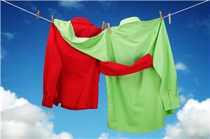 Zwei Männerhemden auf Wäscheleine
