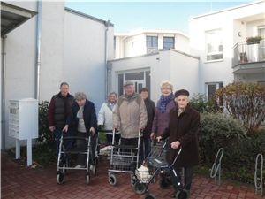 Foto älterer Menschen mit Rollatoren Foto älterer Menschen mit Rollatoren