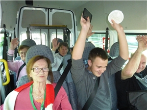 Im Bus fahren die Bewohner aus St. Elisabeth zum Fußballspiel nach Kaiserslautern. Besuch auf dem Betzenberg 1