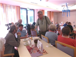 Die Bewohner erfahren einiges über Elwetrittche. Elwetritsche-Vorsitzender