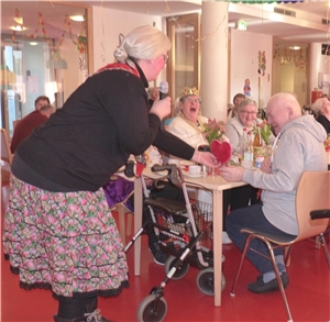 Eine verkleidete Frau läuft durch den Saal. Unterhaltsam: Die Faschingsveranstaltung im Caritas-Altenzentrum St. Elisabeth.