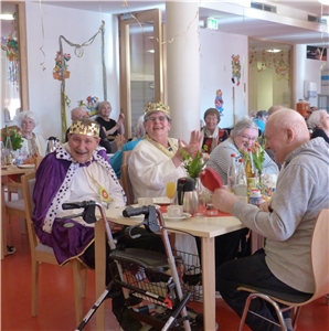 Das Prinzenpaar sitzt mit weiteren Besuchern an einem Tisch. Das Prinzenpaar von St. Elisabeth.