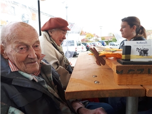 In der Kutsche sitzen die Bewohner an einem großen Tisch. Kutschfahrt 2