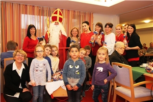Kinder und Frauen mit Nikolaus