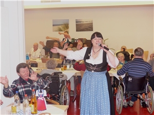 Die Bewohner singen und schunkeln zu den Liedern von Schlagersängerin Heidi Hedtmann. Die Bewohner singen und schunkeln zu den Liedern von Schlagersängerin Heidi Hedtmann.