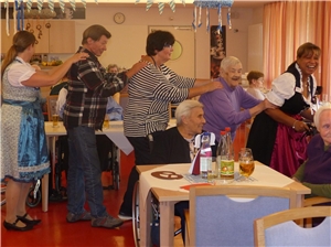 Mitarbeiter und Bewohner tanzen Polonaise. Mitarbeiter und Bewohner tanzen Polonaise.