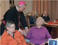 Speyerer Bischof Dr. Karl-Heinz Wiesemann feiert Weihnachtsmesse mit den Bewohnern des Caritas-Altenzentrums St. Elisabeth Speyerer Bischof Dr. Karl-Heinz Wiesemann feiert Weihnachtsmesse mit den Bewohnern des Caritas-Altenzentrums St. Elisabeth