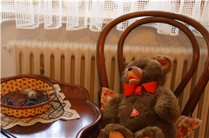 Ein Teddybär auf einem Stuhl Spenden Teddybär