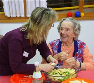 Zur Tagesbetreuung der Bewohner gehören auch alltäglich Arbeiten: Das Bild zeigt eine Mitarbeiterin, die einer Bewohnerin des Altenzentrums beim Kartoffelschälen hilft. Zur Tagesbetreuung der Bewohner gehören auch alltäglich Arbeiten: Das Bild zeigt eine Mitarbeiterin, die einer Bewohnerin des Altenzentrums beim Kartoffelschälen hilft.