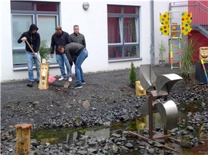 Die Auszubildenden der Firma Corning verschönern während ihrer Sozialwoche in St. Hedwig das Außengelände. Sozialwoche Außengelände
