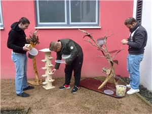 Auszubildende bauen Deko-Objekte aus Holz während ihrer Sozialwoche in St. Hedwig Sozialwoche St. Hedwig Azubis