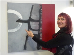 Die Künstlerin Anne-Marie Sprenger vor einem ihrer Bilder bei der Vernissage. Vernissage 1