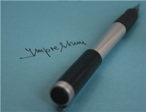 Ein Blatt Papier mit dem handgeschriebenen Wort Impressum