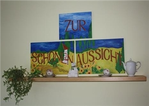 Bild mit Schrift 'ZUR SCHÖNEN AUSSICHT' Bild mit Schrift 'ZUR SCHÖNEN AUSSICHT'