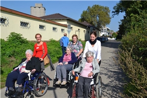 Die Bewohner des Caritas-Altenzentrums St. Josefspflege unternehmen mit ehrenamtlichen Mitarbeiter einen Ausflug. 