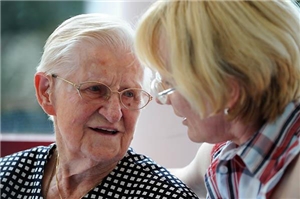 Ehrenamtliche Mitarbeiterin mit Seniorin Ehrenamtliche Mitarbeiterin mit Seniorin