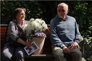 Die Spender Annegret Wadle und Wolfgang Sohn mit der Dankeschönblume vom Altenzentrum