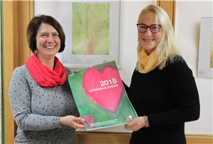 Leiterin Gudrun Wolter und Kunsttherapeutin Dorothea Kunze Kalender Wolter Kunze