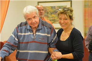 Eine Mitarbeiterin betreut einen Senior beim Nachtcafé. Nachtcafe1