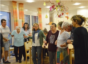 Die Senioren tanzen im Kreis. Nachtcafe2