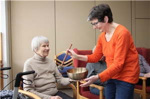 SeniorInnen des Caritas-Altenzentrums St. Martha entspannen bei Klangschalentherapie SeniorInnen des Caritas-Altenzentrums St. Martha entspannen bei Klangschalentherapie