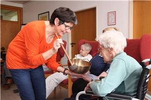 SeniorInnen des Caritas-Altenzentrums St. Martha entspannen bei Klangschalentherapie SeniorInnen des Caritas-Altenzentrums St. Martha entspannen bei Klangschalentherapie