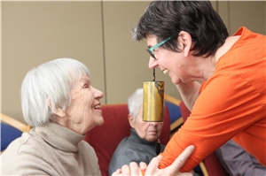 SeniorInnen des Caritas-Altenzentrums St. Martha entspannen bei Klangschalentherapie SeniorInnen des Caritas-Altenzentrums St. Martha entspannen bei Klangschalentherapie